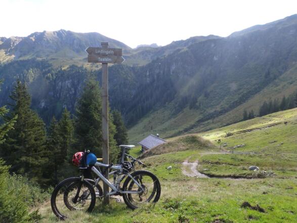 Bei der Schermalm können die Fahrräder geparkt werden, wenn man die Tour als Bike&Hike angehen möchte.