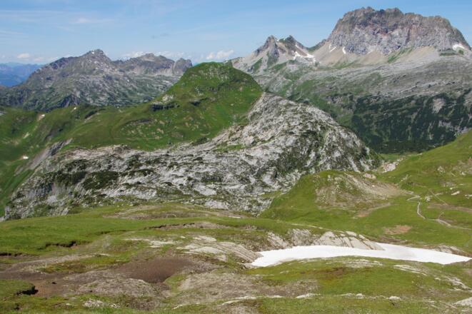 Der begrünte Formaletsch (Bildmitte), davor die hellgrauen Felsen des Steinernen Meeres, rechts oben die Rote Wand