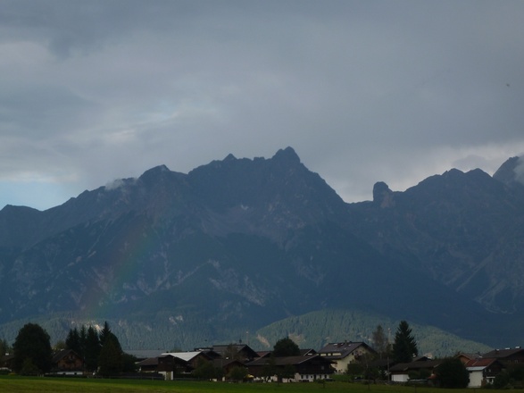 Regenbogen über Lahntal. Im Hintergrund das Steinerne Meer.