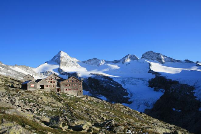 Kürsinger Hütte mit Talschluss und Obersulzbachkees.