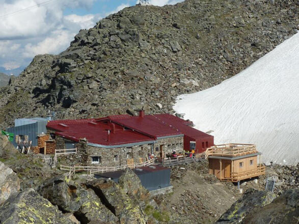 Glungezerhütte mit der neuen Schlafhütte "TuXer"