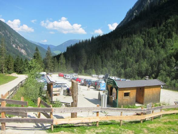 Parkplatz Hopffeldboden mit Informationsstelle des Nationalparks.
