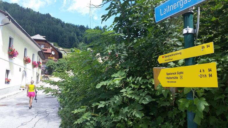 Abzweigung in St. Michael oberhalb der Apotheke