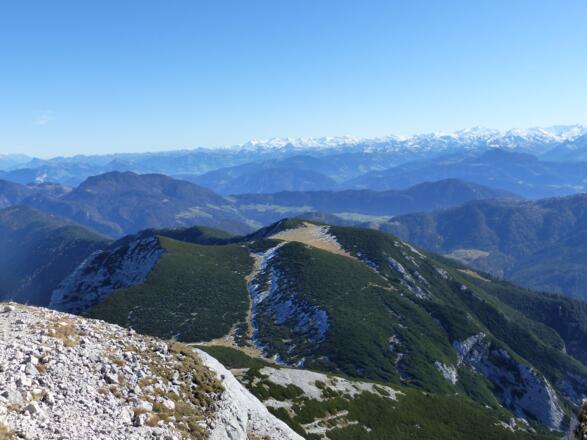 Blick zur Latschenschneise und zum Plateau, wo uns die weitere Wanderung hinführt.