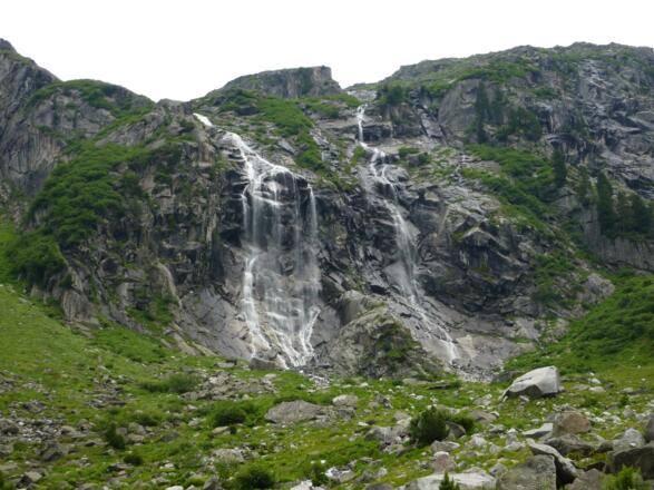 Wasserfall nahe der Materialseilbahn