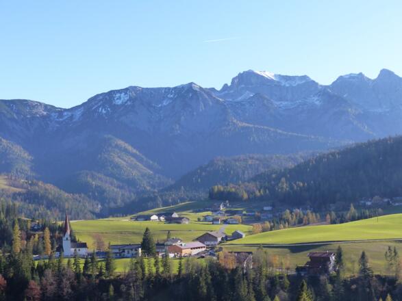 Blick nach Steinberg und zu den Nordabbrüchen des Rofangebirges.