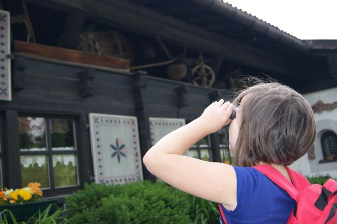 Mit dem Fernglas die Gegend entdecken