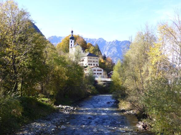 Blick von Brücke auf Pfarrkirche Tschagguns