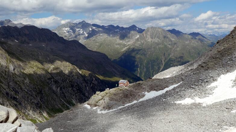 Die Barmer Hütte über dem Patscher Tal; im Hintergrund der Panargenkamm