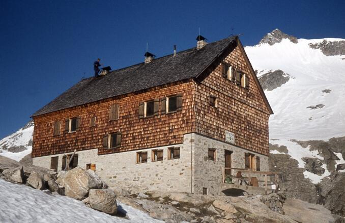 Hütte und Barmer Spitze 1980; damals lagt im Sommer noch mehr Schnee.