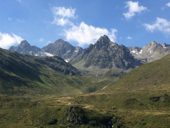 oberhalb des Vermuntsees mit Blick auf die Saarbrücker Hütte