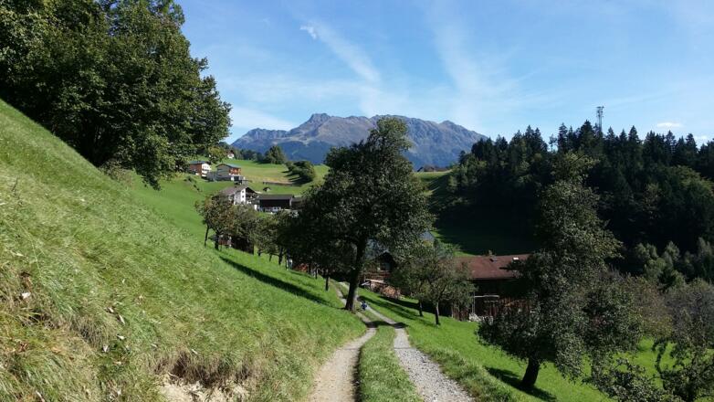 Weg von Marentes nach Lutt, im Hintergrund das Hochjoch