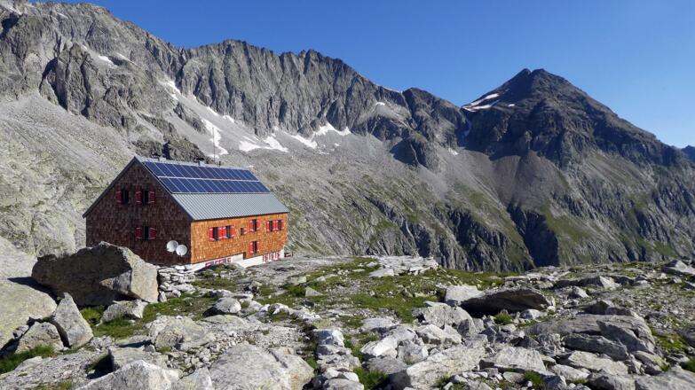 Die Barmer Hütte; re. das Rosshorn, oberhalb der Hütte ein Teil der Patscher Schneid