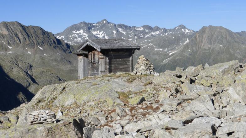 Der unverschlossene Winterraum steht etwas abseits der Hütte.