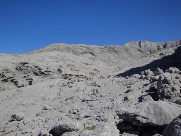 Auf dem Weg in der Steinlandschaft