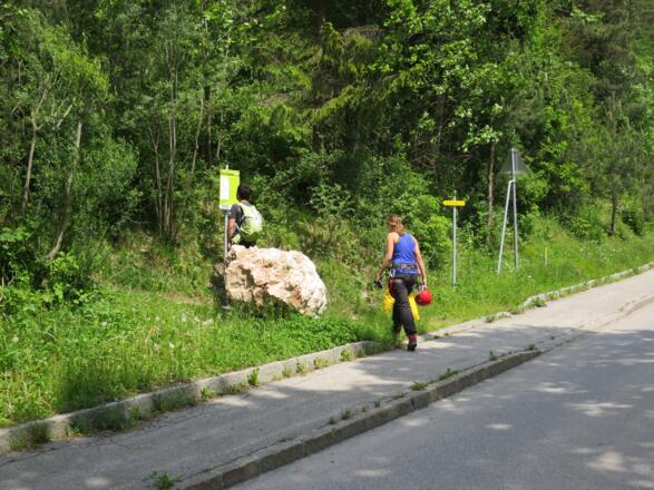 Beschilderte Abzweigung mit Topo