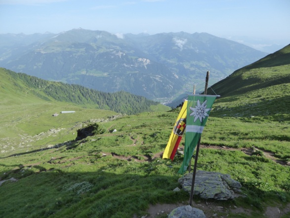 Blick von der Terrasse der Edelhütte hinab ins Tal und auf den Penken, einen 2095 Meter hohen Berg in den Tuxer Alpen