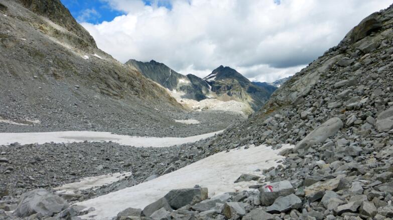 Nördlich der Riepenscharte verläuft der Weg zunächst nur in leichtem Auf und Ab; hinten das Rosshorn