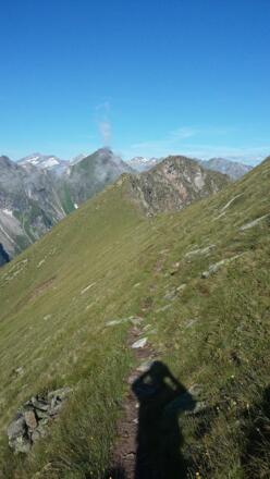 Grasflanken am Popbergnieder. Blick zurück Richtung Edelhütte.
