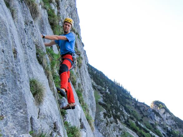 Grasdurchsetzte Platten am Anfang der 2. Seillänge