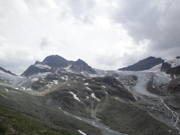Piz Buin mittig, Ochsentaler Gletscher rechts.