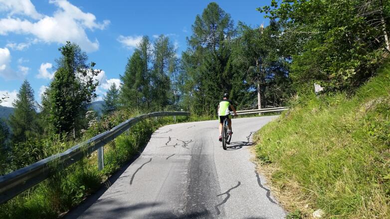 Straße steig steil bergan