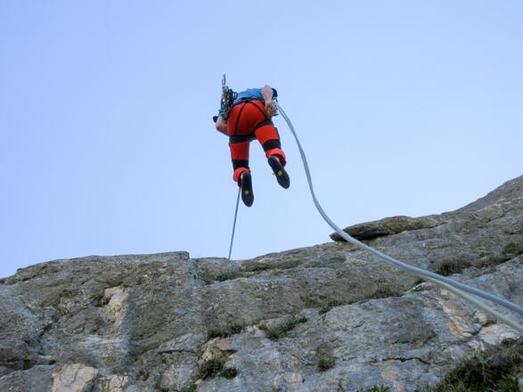 Zügiger Abstieg durch Abseilen über die Route.