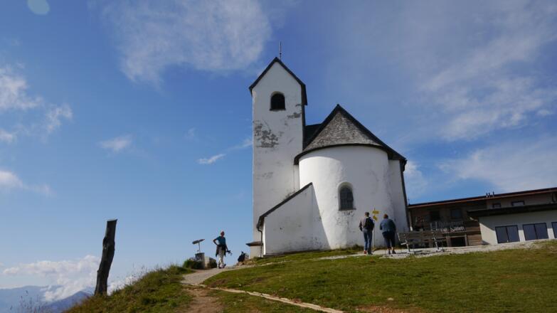 Das Salvenkirchlein befindet sich nebst einem Berggasthof direkt auf dem Gipfelplateau der Hohen Salve.