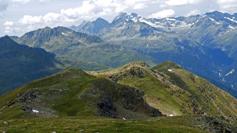 Blick vom Gipfel in die Rieserferner; in Bildmitte der Hochgall