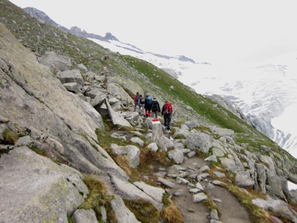 Abstieg zur Hütte entlang der Seitenmoräne