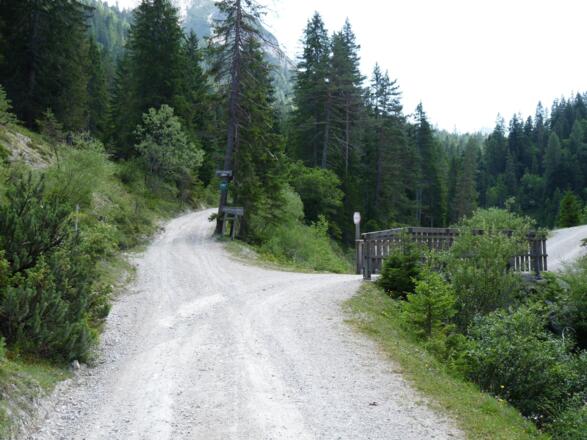 Rechts geht es Richtung Eppzirl Alm