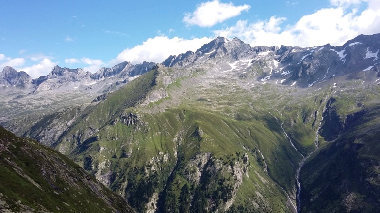 Blick von der Kasseler Hütte zum Aschaffenburger Höhenweg. Dieser verläuft von links nach rechts etwas oberhalb der Bildmitte.