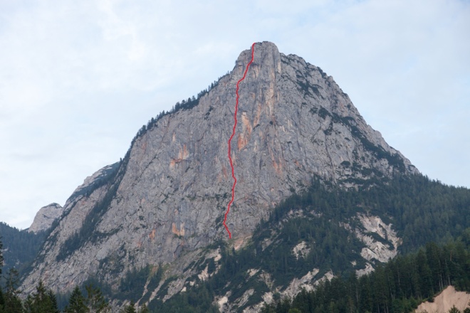 Die Alpawand mit dem Routenverlauf