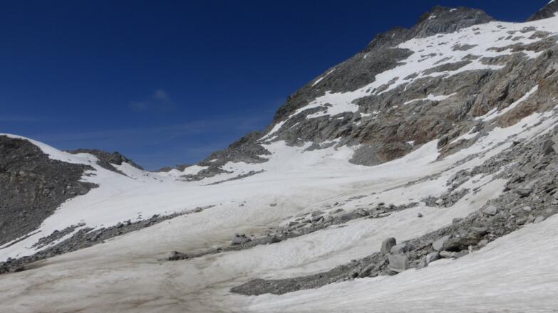 Der Blick geht zurück Richtung Riepenscharte; im Frühsommer liegt überwiegend noch Schnee