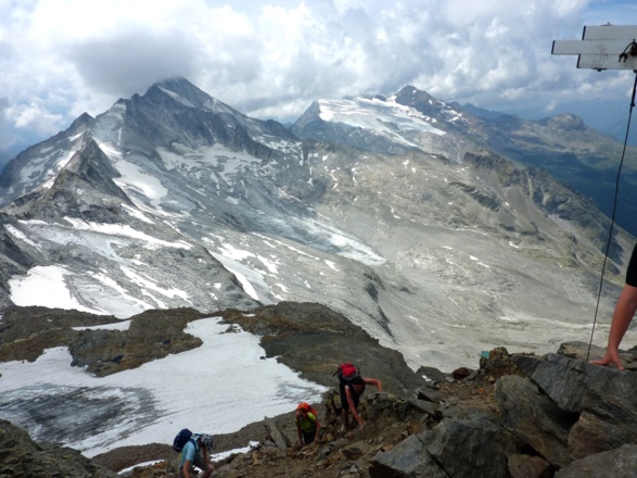 die letzten Meter bis zum Gipfel; Hochgall und Schneebiger Nock bestimmen die Szene