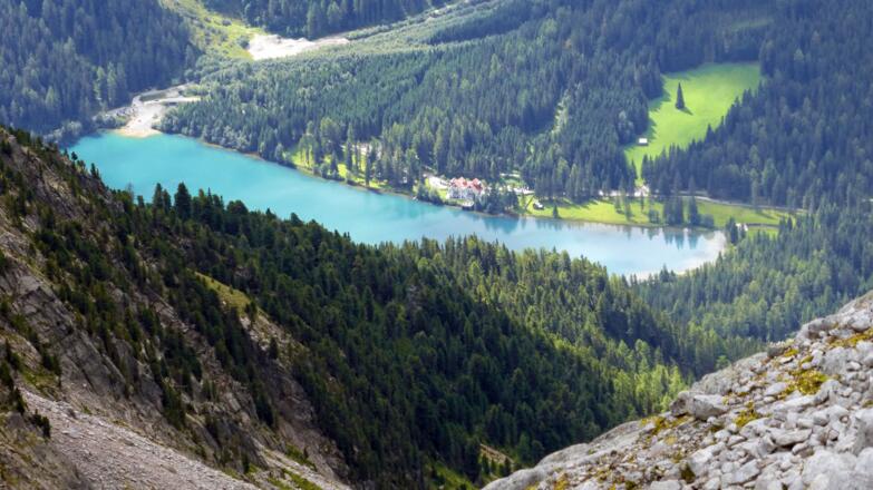 Tief unten liegt der Antholzer See