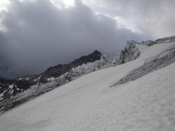 Steilheit des teils blanken Gletschers