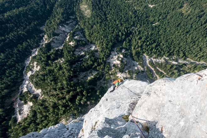 Kurz vor dem Ausstieg an der Alpawand liegt der Donnersbachgraben fast 1000 m unterhalb.