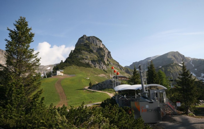 Blick auf den vom &quot;Skyglider Air Rofan&quot; verschandelten Hüttengipfel Gschöllkopf