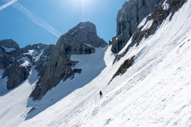 Bequemer Abstieg per Ski.