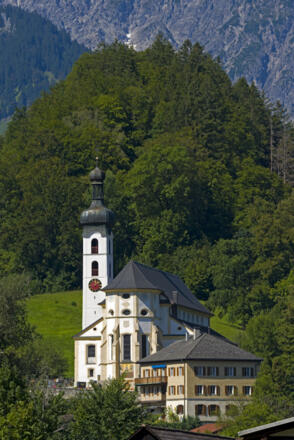 Der Weg führt an der Pfarrkirche Tschagguns vorbei auf den Kirchenstein