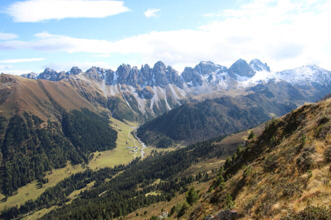 Blick ins Sendertal im Hintergrund die Kalkkögel