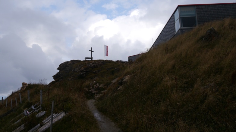 Gipfelkreuz auf dem Pengelstein - es befindet sich etwas versteckt hinter der Seilbahnstation.