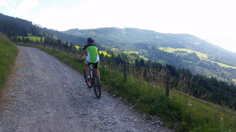 Übergang zum Schotterweg
