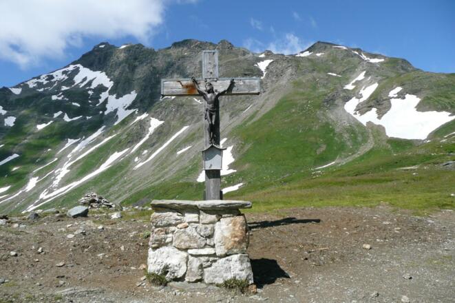 Das Tauernkreuz; links der Vordere Geiselkopf