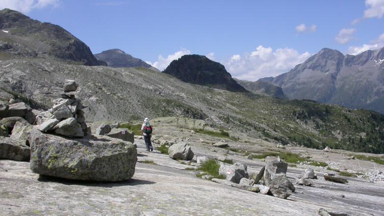 Über die Gletscherschliffplatten erreichen wir bald die Kasseler Hütte. In Bildmitte das Tristennöckl.