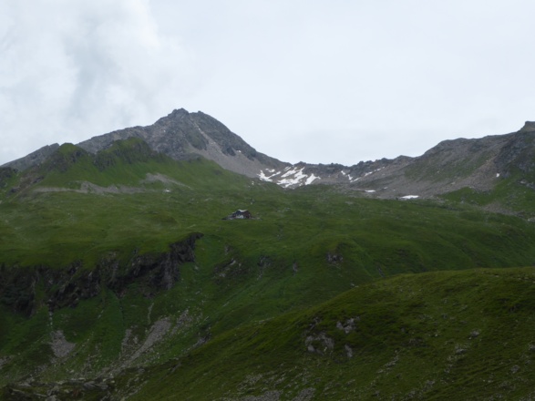 Blick von der Alpenrose kommend auf die Edelhütte mit Ahornspitze im Hintergrund.