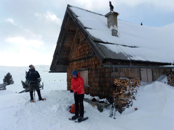 Pause an der Bank vor der Hütte der Atzenberger Alm.