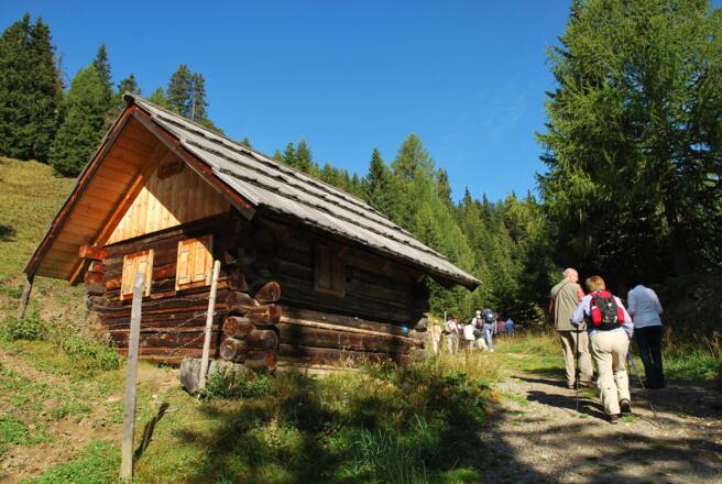 Nach der Asphaltstraße folgen Sie der Markierung