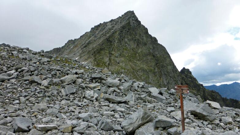 Die Steinwüste in der Riepenscharte mit der Kleinen Ohrenspitze